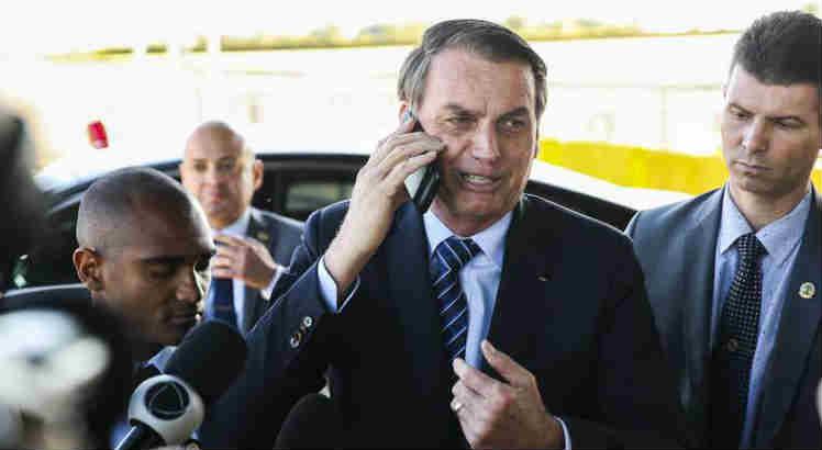 Bolsonaro ligou para o presidente da Caixa e colocou no viva-voz para que os jornalistas pudessem ouvir a explicação / Foto: Antônio Cruz/Agência Brasil