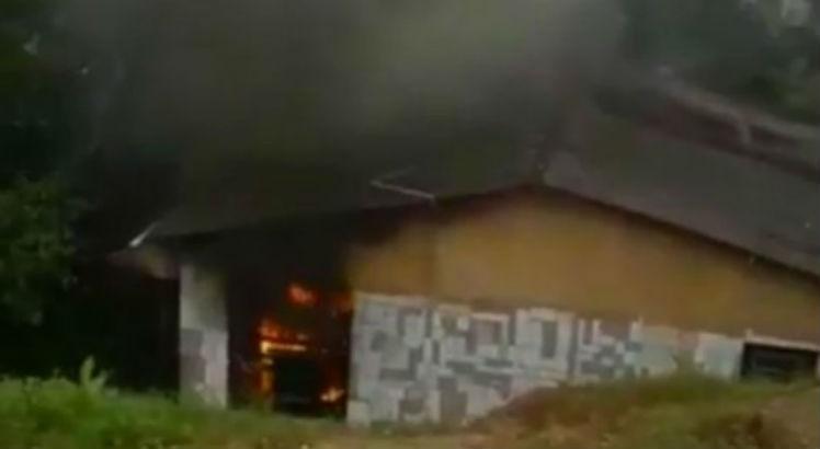 O Corpo de Bombeiros foi acionado, mas não foi ao local porque o fogo tinha sido contido pelos moradores / Foto: Reprodução/ Camaragibe Agora