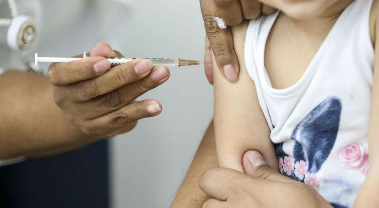 Entre as estratégias adotadas para interrupção dos surtos da doença, está a vacinação com a tríplice viral em crianças de 6 meses a menores de 1 ano / Foto: Marcelo Camargo/Agência Brasil