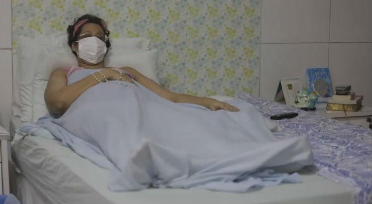Mônica, que já passou pelo Hospital do Câncer de Pernambuco, agora segue em cima da cama, aguardando que as providências sejam tomadas / Foto: Reprodução/Tv Jornal