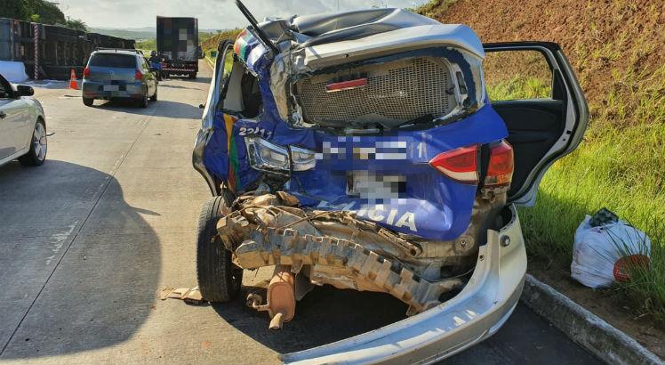 Um caminhoneiro colidiu com uma viatura da Polícia Militar que dava apoio à primeira ocorrência / Foto: Divulgação/PRF