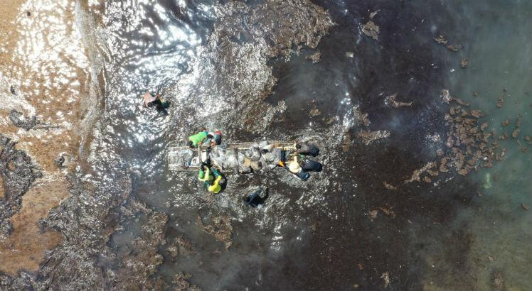 Segundo Mourão, foram recolhidas até agora cerca de 700 toneladas de óleo, misturado com areia e outras substância / Foto: Arnaldo Carvalho/JC Imagem