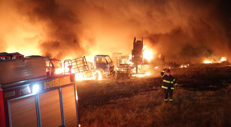 Por volta das 23h, os bombeiros controlaram o incêndio / Foto: Felipe Ribeiro/JC Imagem