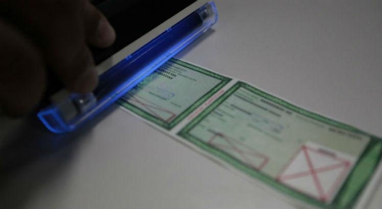 Falha no sistema causa longas filas para renovar identidade no Recife - JC Online