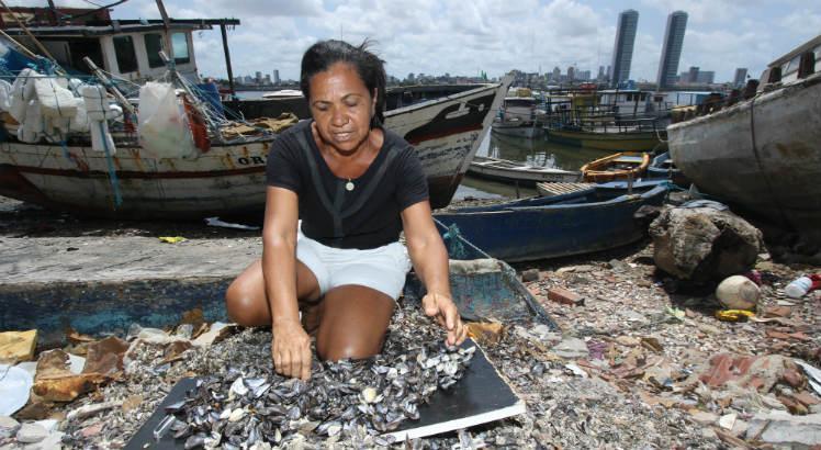 Após manchas de óleo, pescadores e marisqueiras esperam feriadão para recuperar lucro