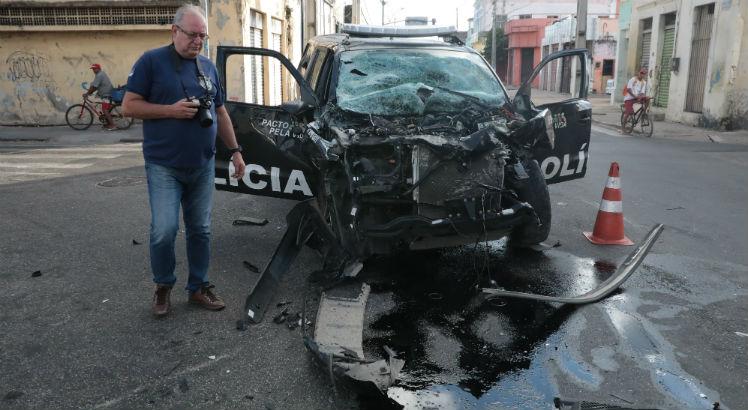 A viatura do Gati ficou completamente destruída após a batida. / Foto: Bruno Campos/JC Imagem