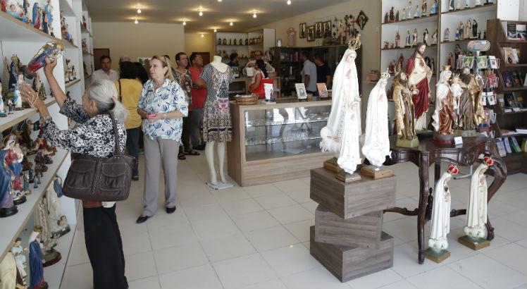 Frades carmelitas abrem loja de artigos religiosos no Centro do Recife
