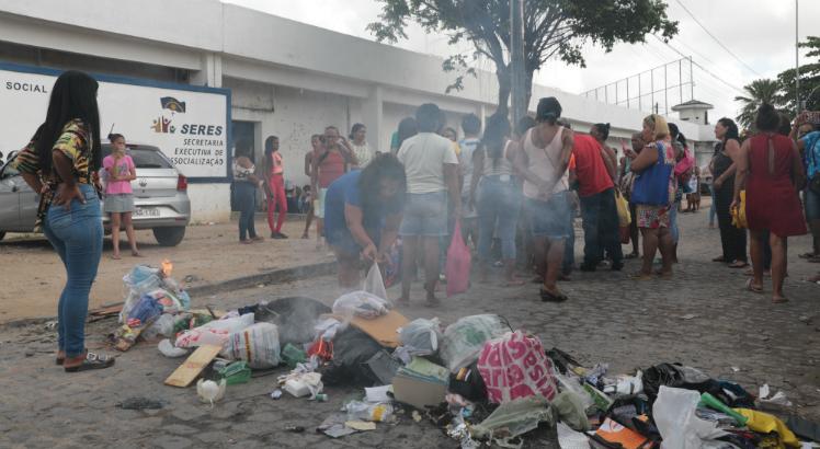 Parentes atearam fogo em pedaços de pau e sacolas de lixo / Foto: Reprodução/TV Jornal
