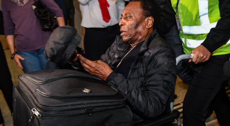 Pelé não consegue andar e está deprimido, afirma filho do rei do futebol