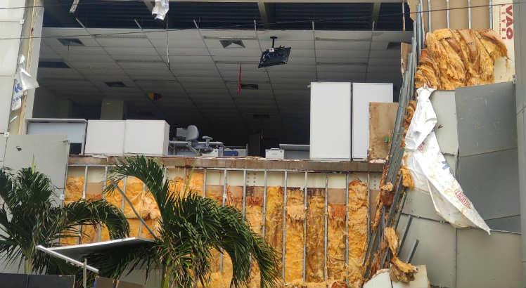 Chuva de ventos fortes no início desta quinta-feira (20) destruiu a fachada da Caixa Econômica Federal de Bairro Novo, em Olinda / Foto: Bruno Campos/JC Imagem