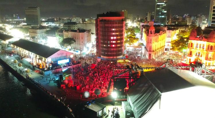 O Carnaval começou, oficialmente, no Recife, nesta sexta-feira (20) / Foto: Felipe Ribeiro/JC Imagem