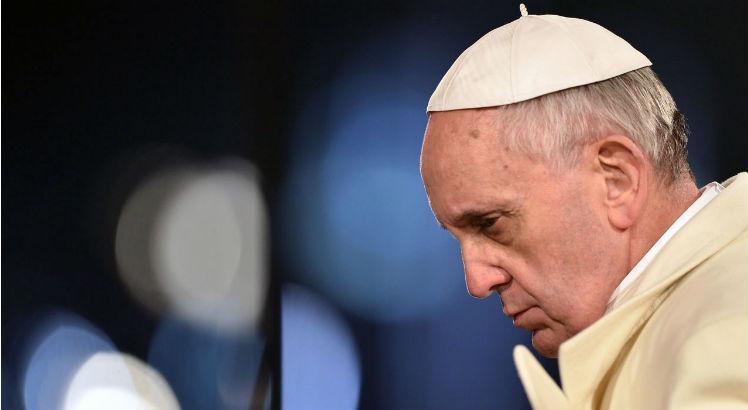 Papa tem 'indisposição' e cancela missa um dia após evento em que beijou fiéis
